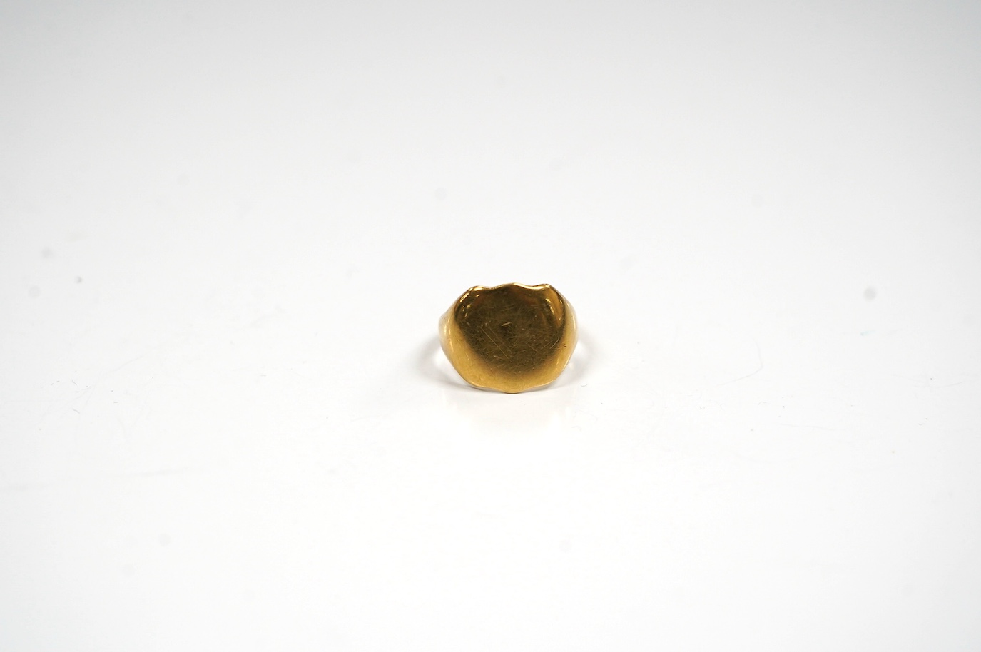 An early 20th century 18ct signet ring, size G, 4.6 grams. Condition - poor to fair